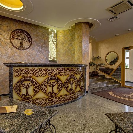 Khan-Chinar Hotel Днепър Екстериор снимка