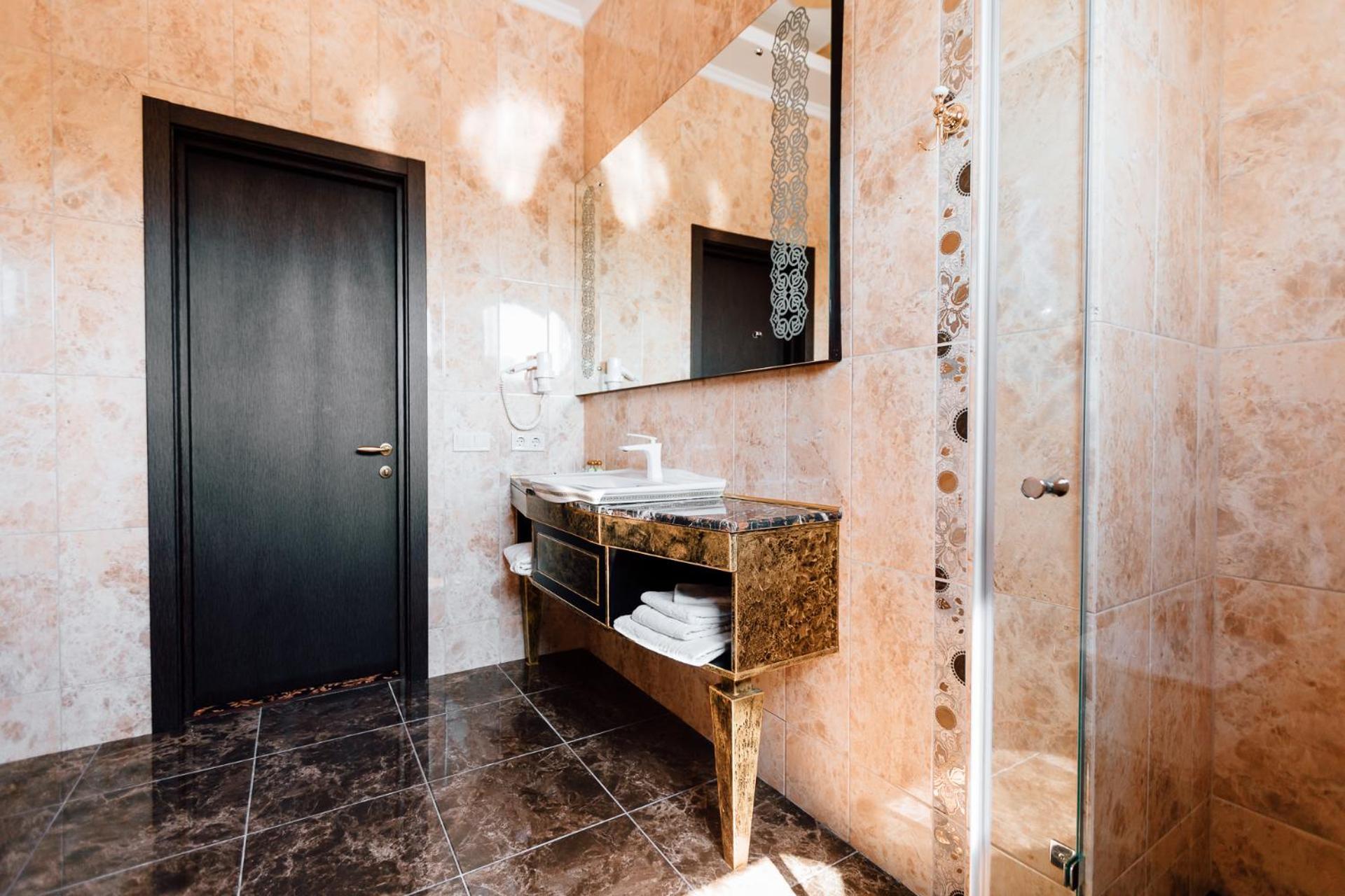 Khan-Chinar Hotel Днепър Екстериор снимка