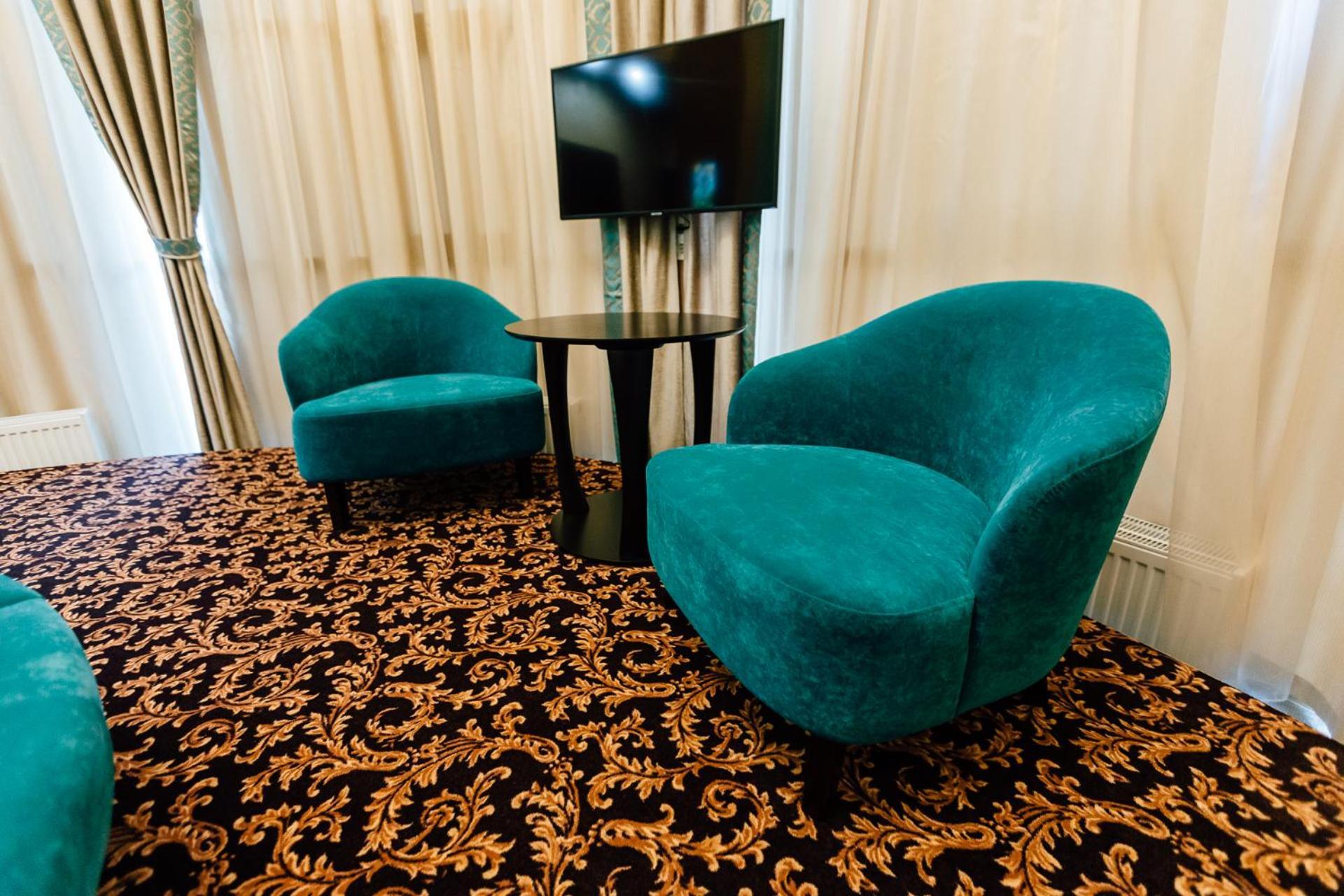 Khan-Chinar Hotel Днепър Екстериор снимка