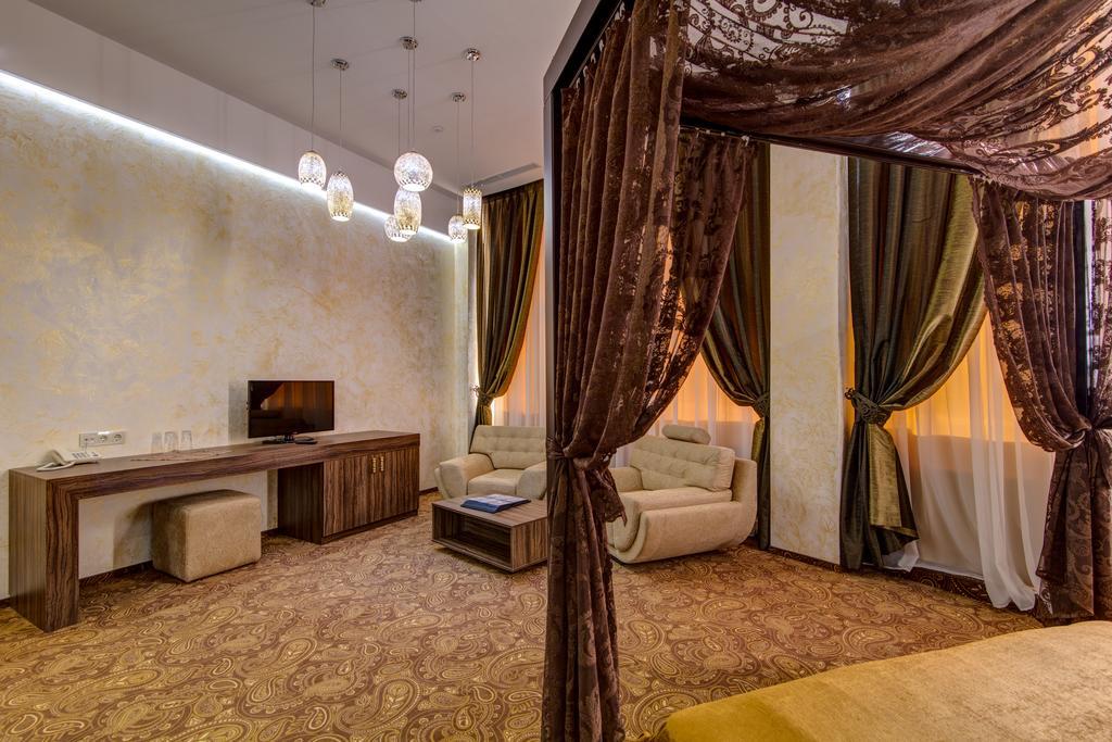 Khan-Chinar Hotel Днепър Екстериор снимка