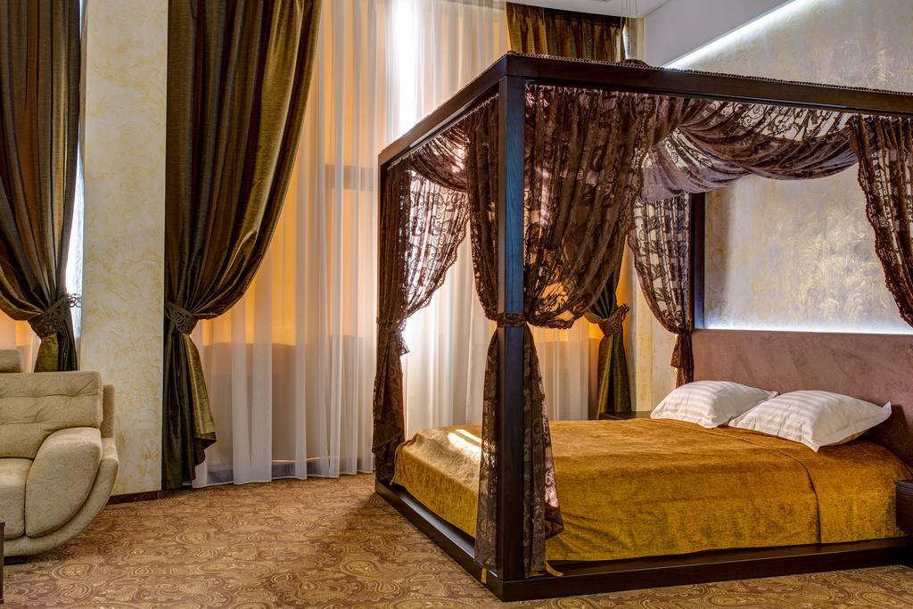 Khan-Chinar Hotel Днепър Екстериор снимка