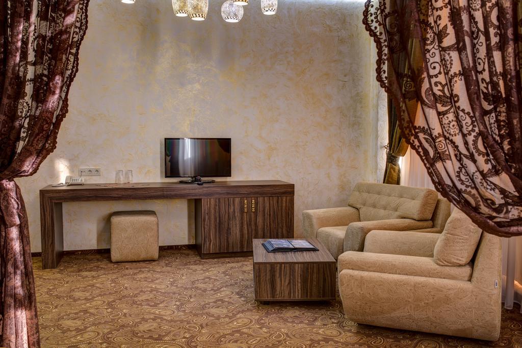 Khan-Chinar Hotel Днепър Екстериор снимка