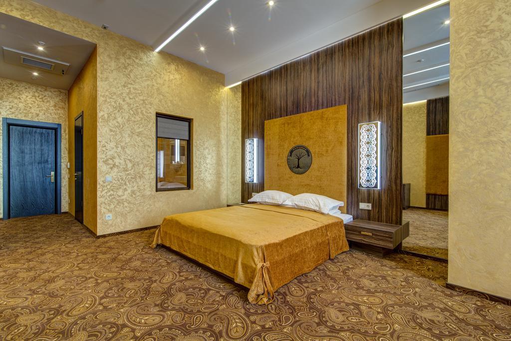 Khan-Chinar Hotel Днепър Екстериор снимка