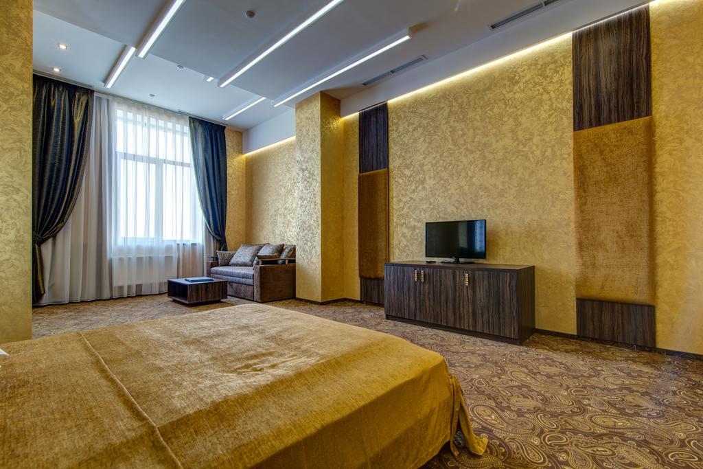 Khan-Chinar Hotel Днепър Екстериор снимка