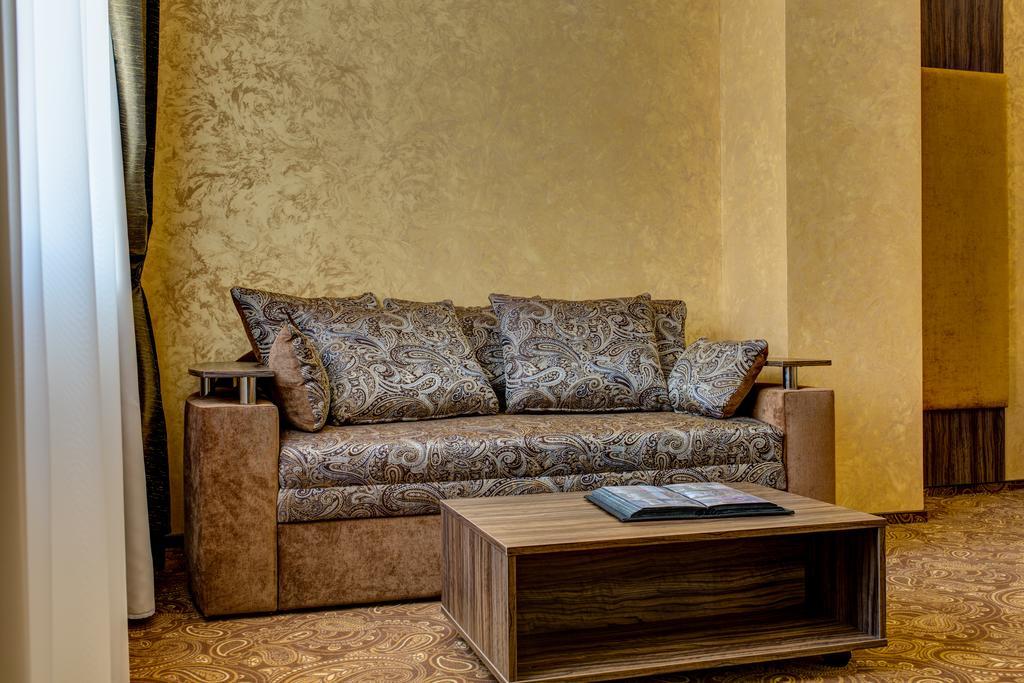 Khan-Chinar Hotel Днепър Екстериор снимка