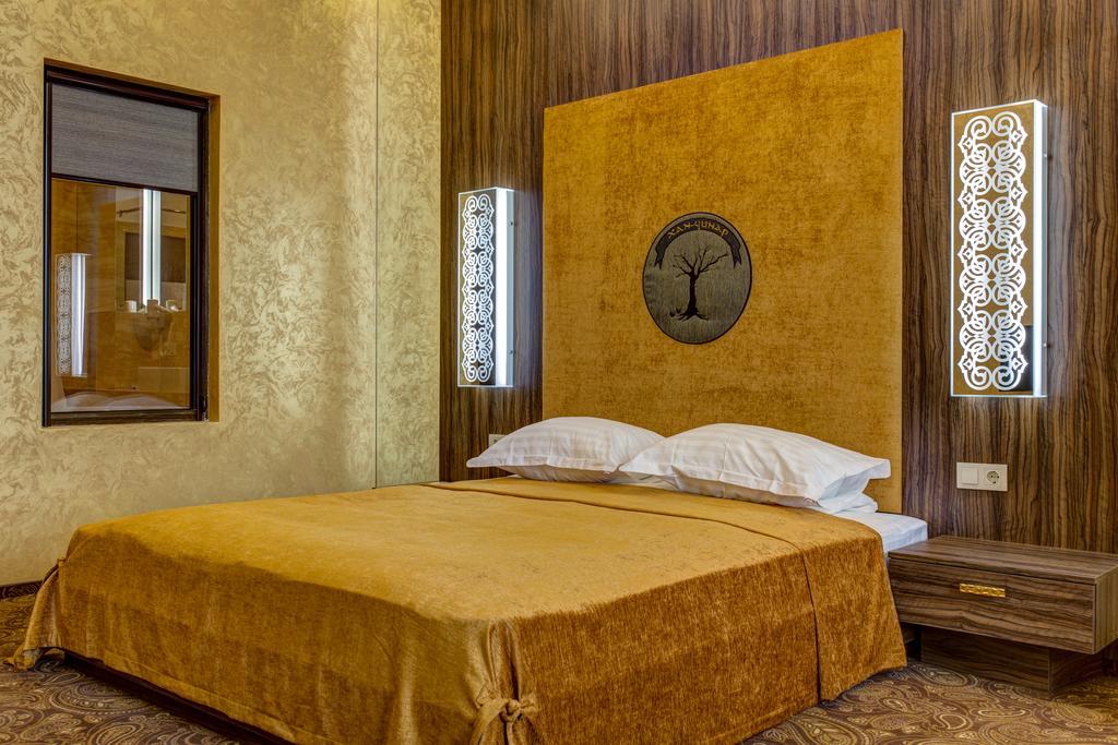 Khan-Chinar Hotel Днепър Екстериор снимка