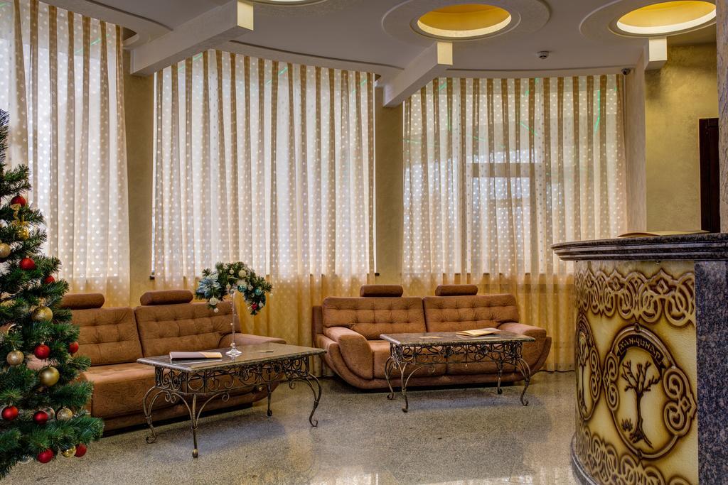 Khan-Chinar Hotel Днепър Екстериор снимка