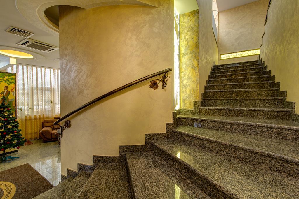 Khan-Chinar Hotel Днепър Екстериор снимка