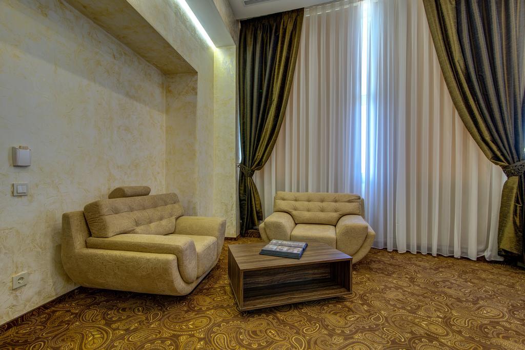 Khan-Chinar Hotel Днепър Екстериор снимка