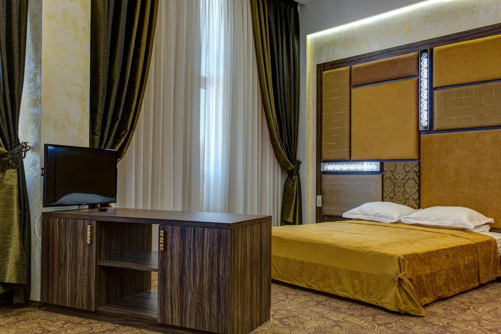 Khan-Chinar Hotel Днепър Екстериор снимка