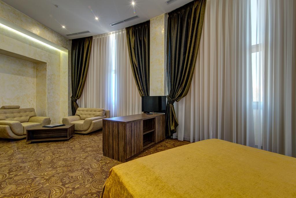 Khan-Chinar Hotel Днепър Екстериор снимка