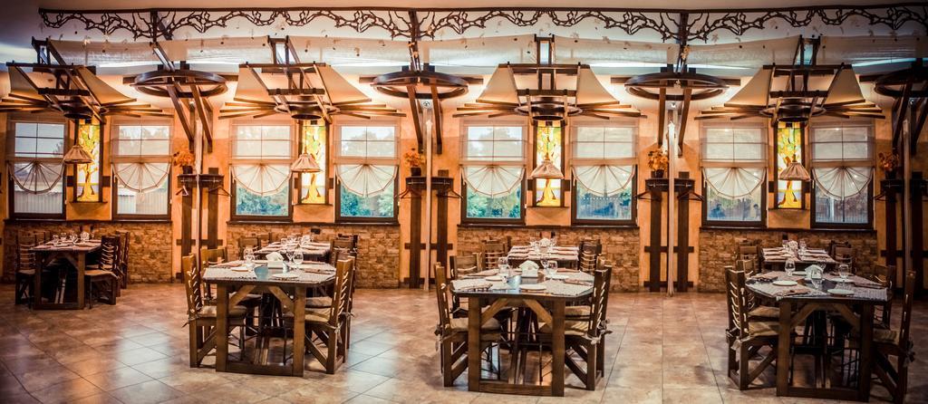 Khan-Chinar Hotel Днепър Екстериор снимка