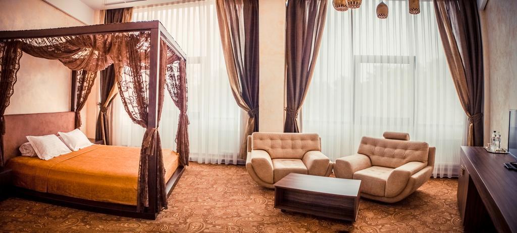 Khan-Chinar Hotel Днепър Екстериор снимка