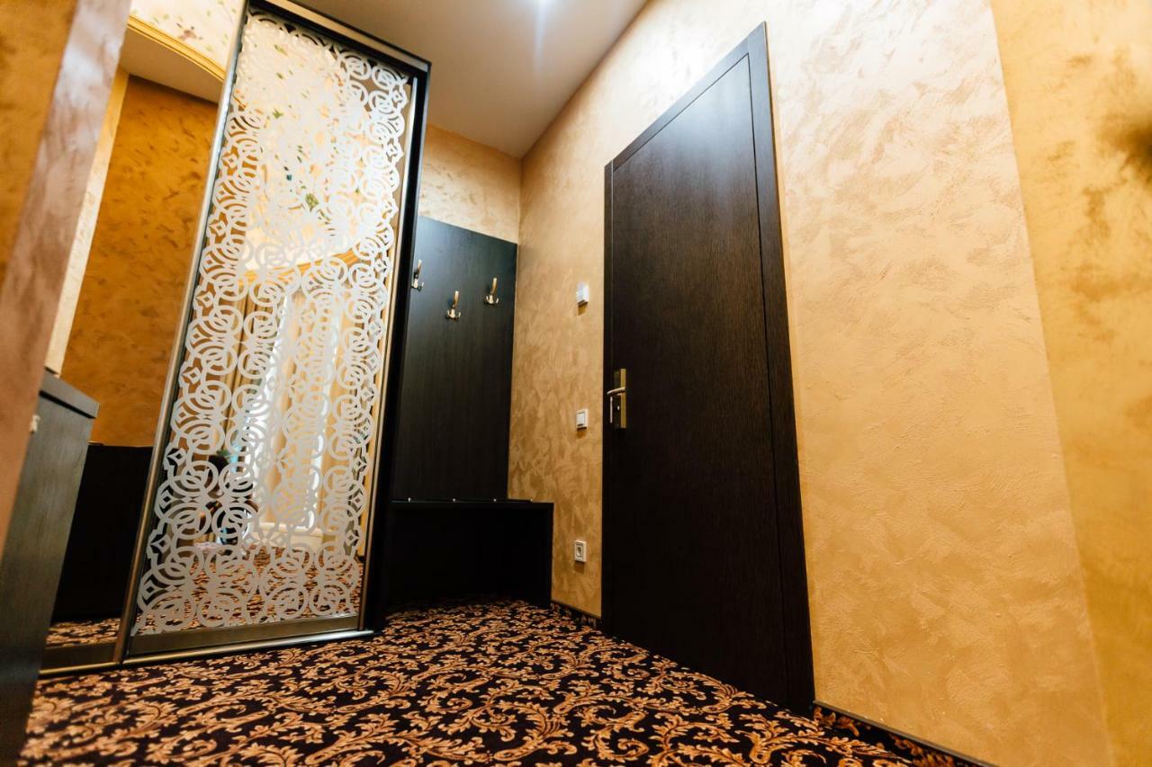 Khan-Chinar Hotel Днепър Екстериор снимка