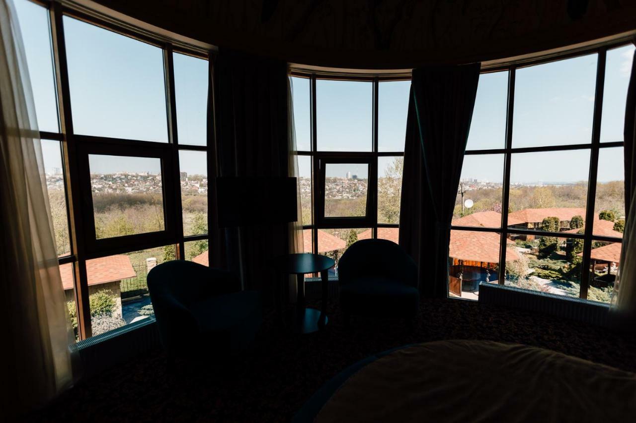 Khan-Chinar Hotel Днепър Екстериор снимка