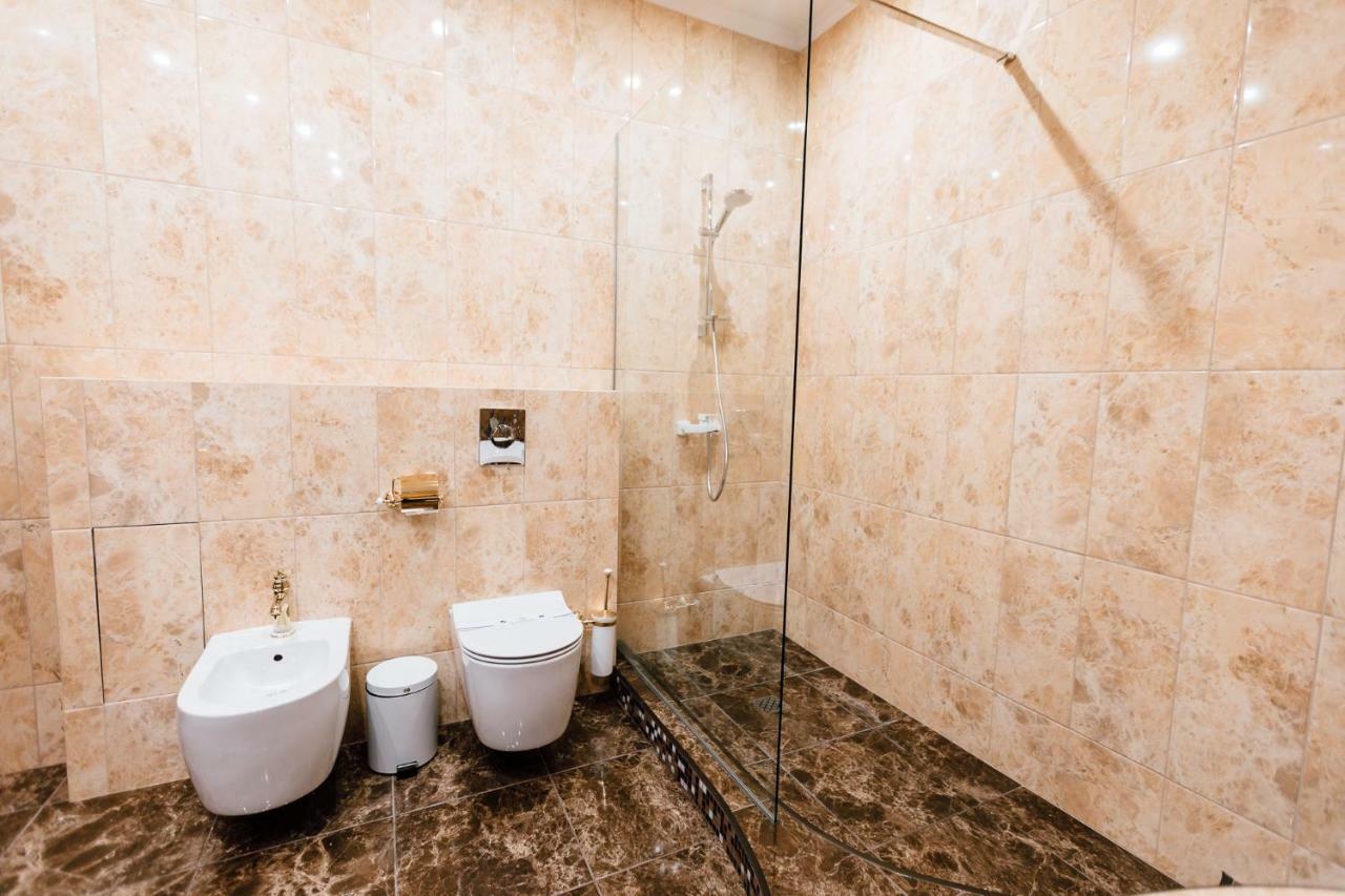 Khan-Chinar Hotel Днепър Екстериор снимка