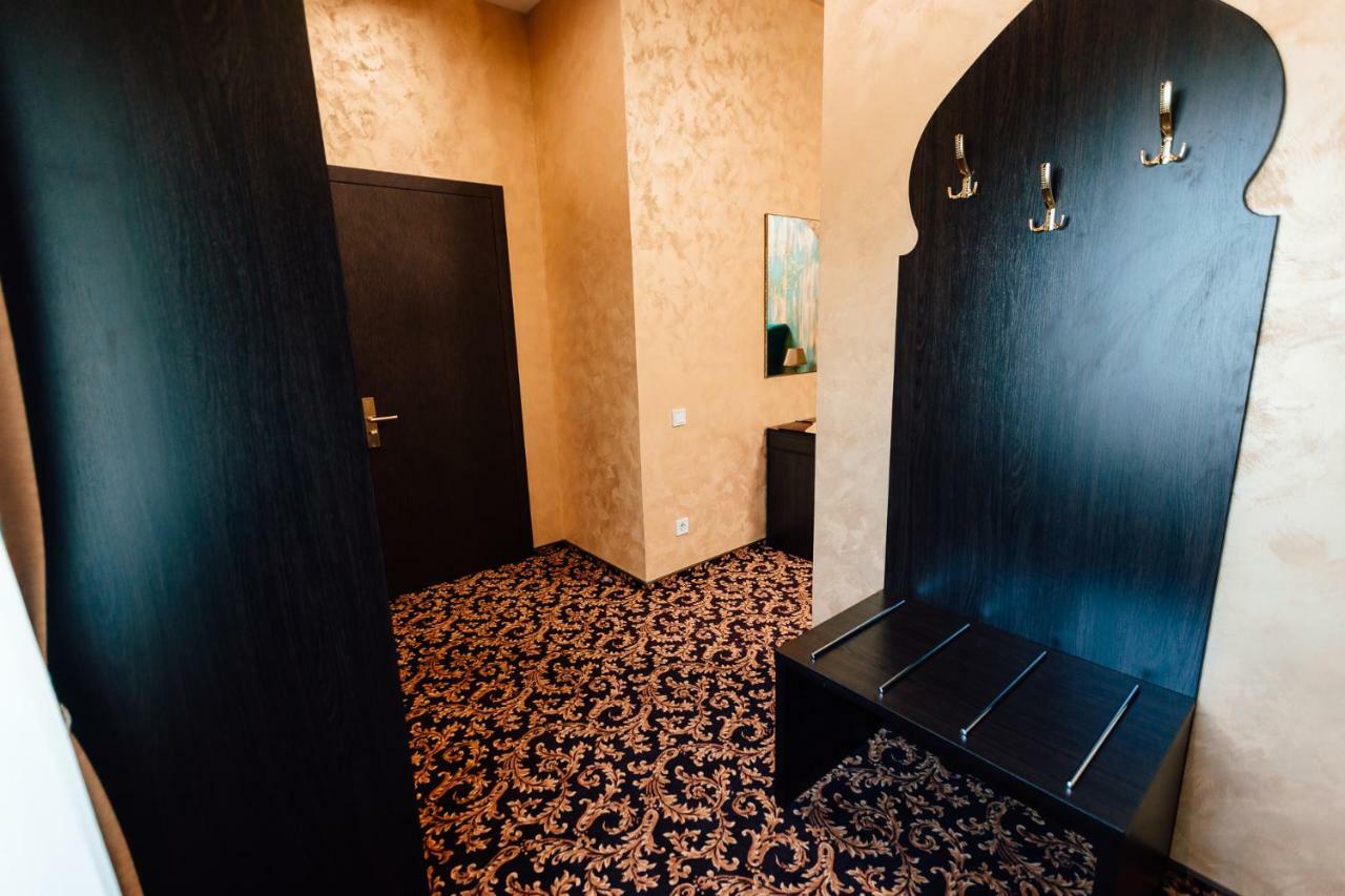 Khan-Chinar Hotel Днепър Екстериор снимка