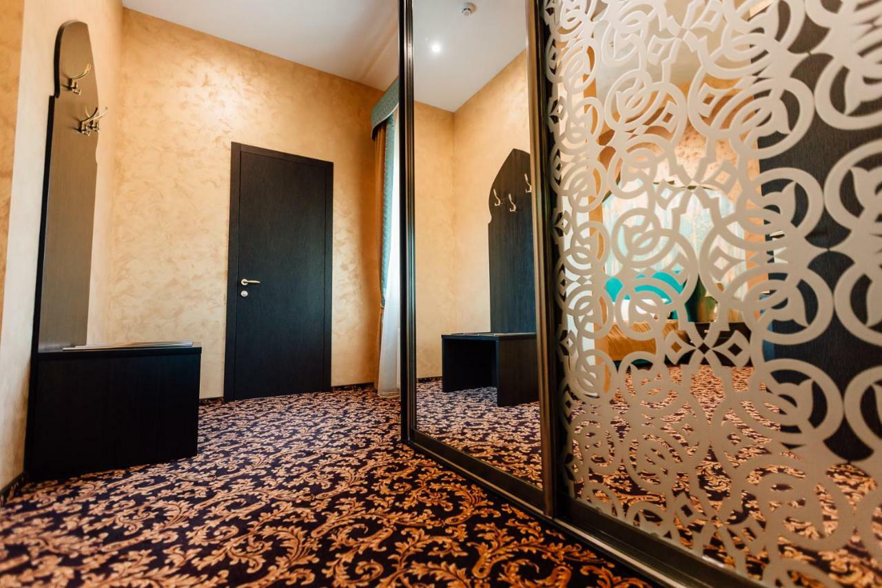 Khan-Chinar Hotel Днепър Екстериор снимка