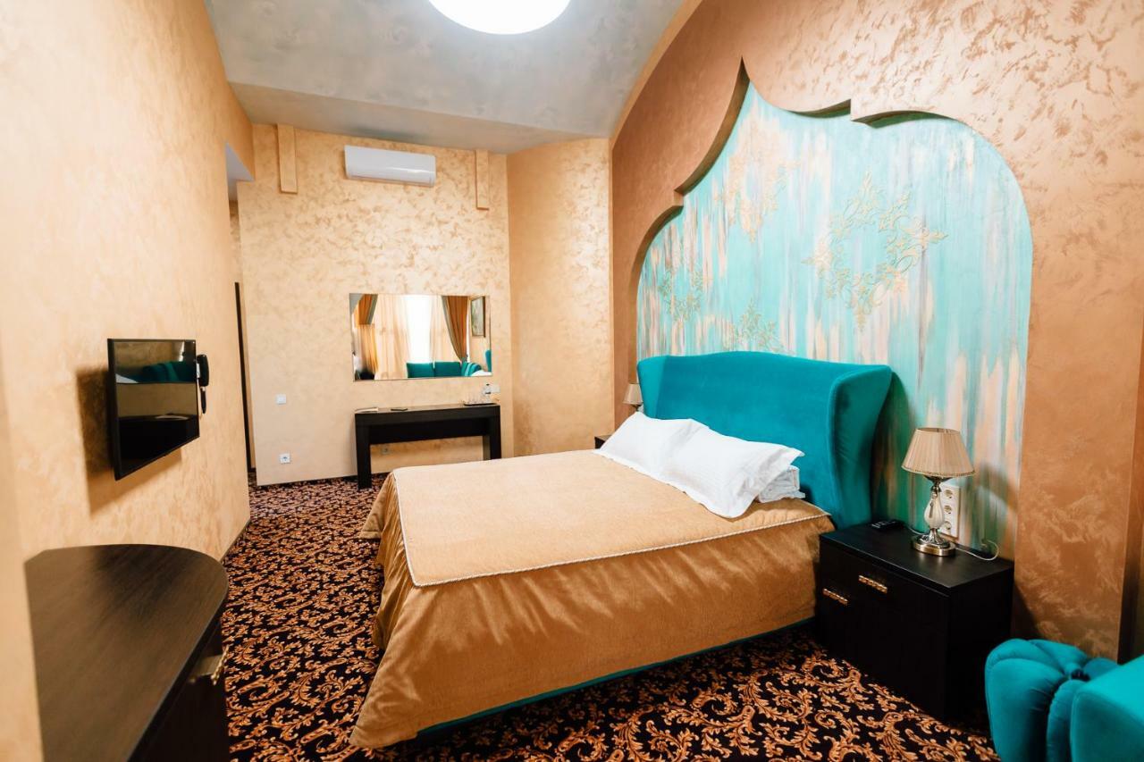 Khan-Chinar Hotel Днепър Екстериор снимка
