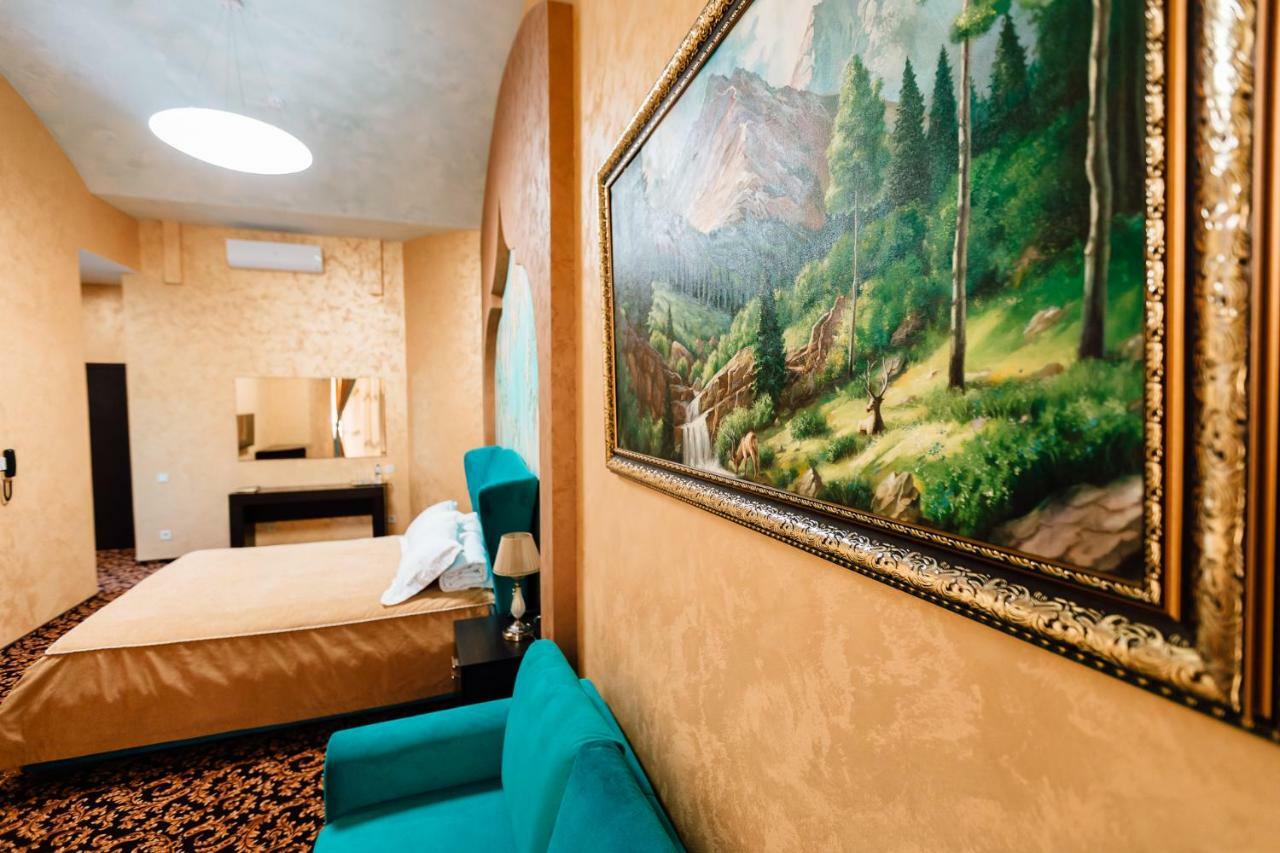 Khan-Chinar Hotel Днепър Екстериор снимка