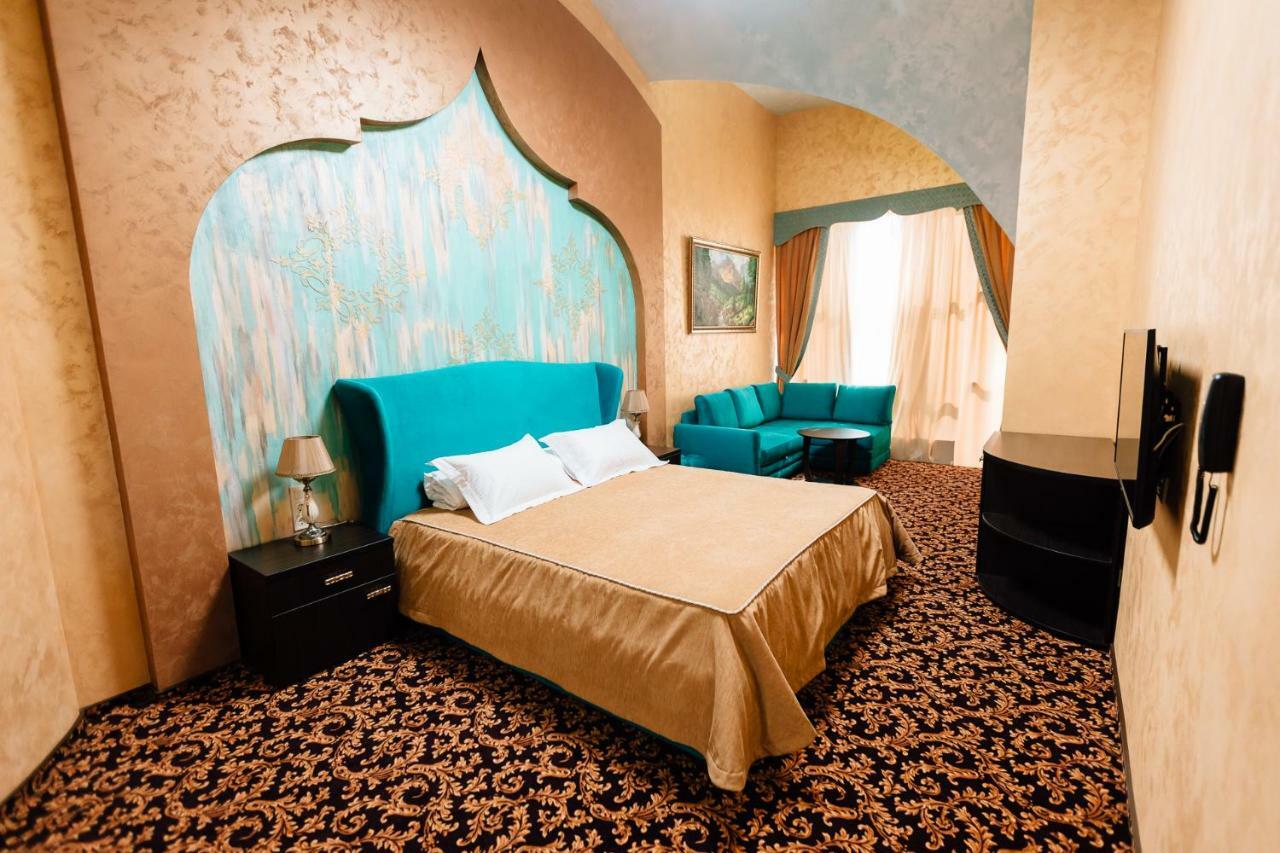 Khan-Chinar Hotel Днепър Екстериор снимка